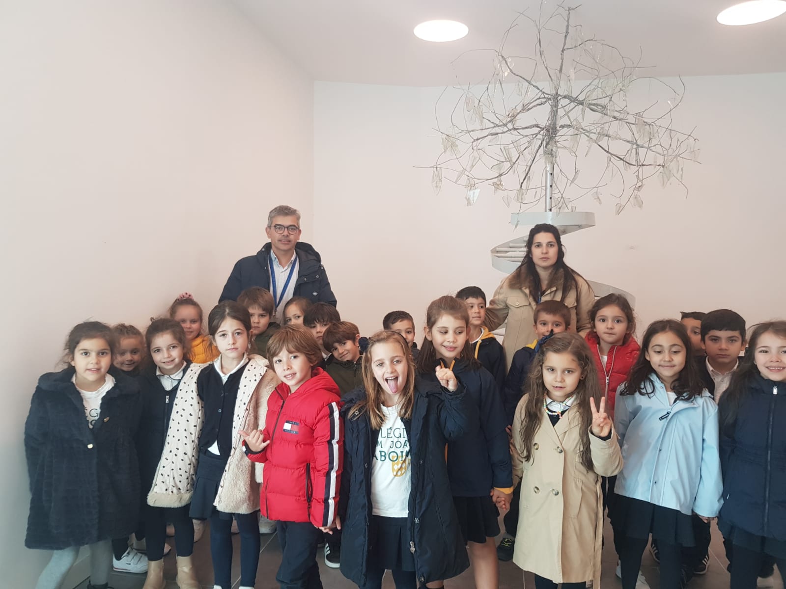 Visita dos Alunos das Escolas do Concelho à Bienal de Arte Jovem VVD dez. 2022 (3)