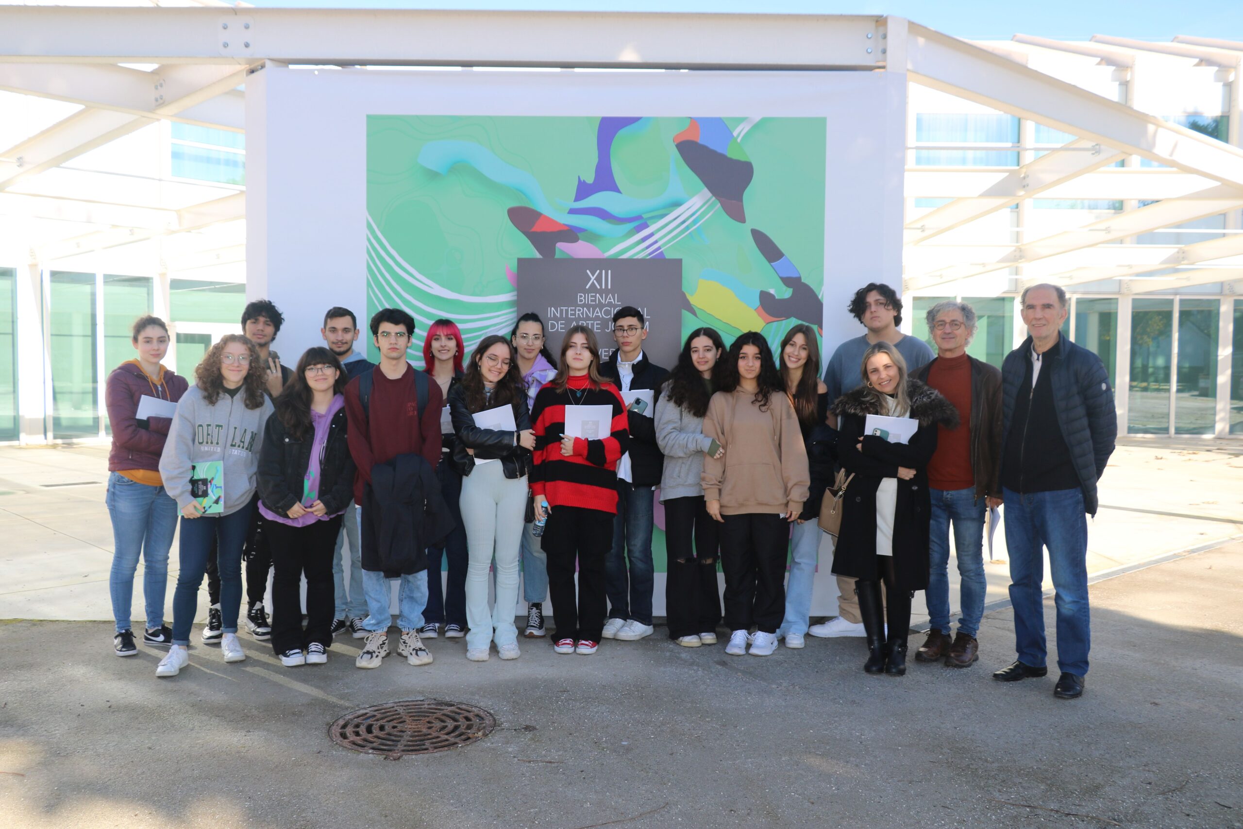 Visita dos Alunos das Escolas do Concelho à Bienal de Arte Jovem VVD dez. 2022 (7)
